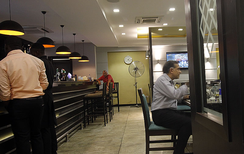 Foods and drinks brought from outside are not allowed in the restaurant
